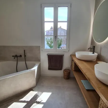 De Charme Avec Piscine Chauffee Au Centre Village Villa